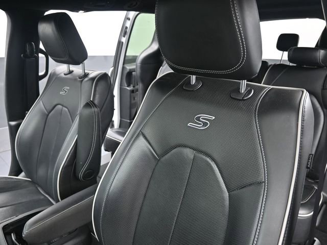 Used 2025 Chrysler Pacifica Limited image 12