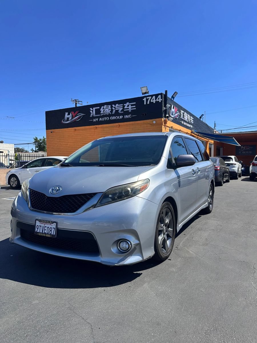 Used 2016 Toyota Sienna SE FWD image 1