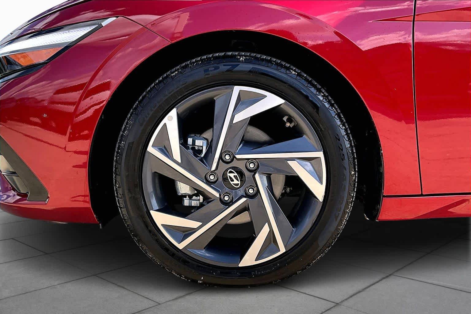 Certified 2025 Hyundai Elantra Limited FWD image 11