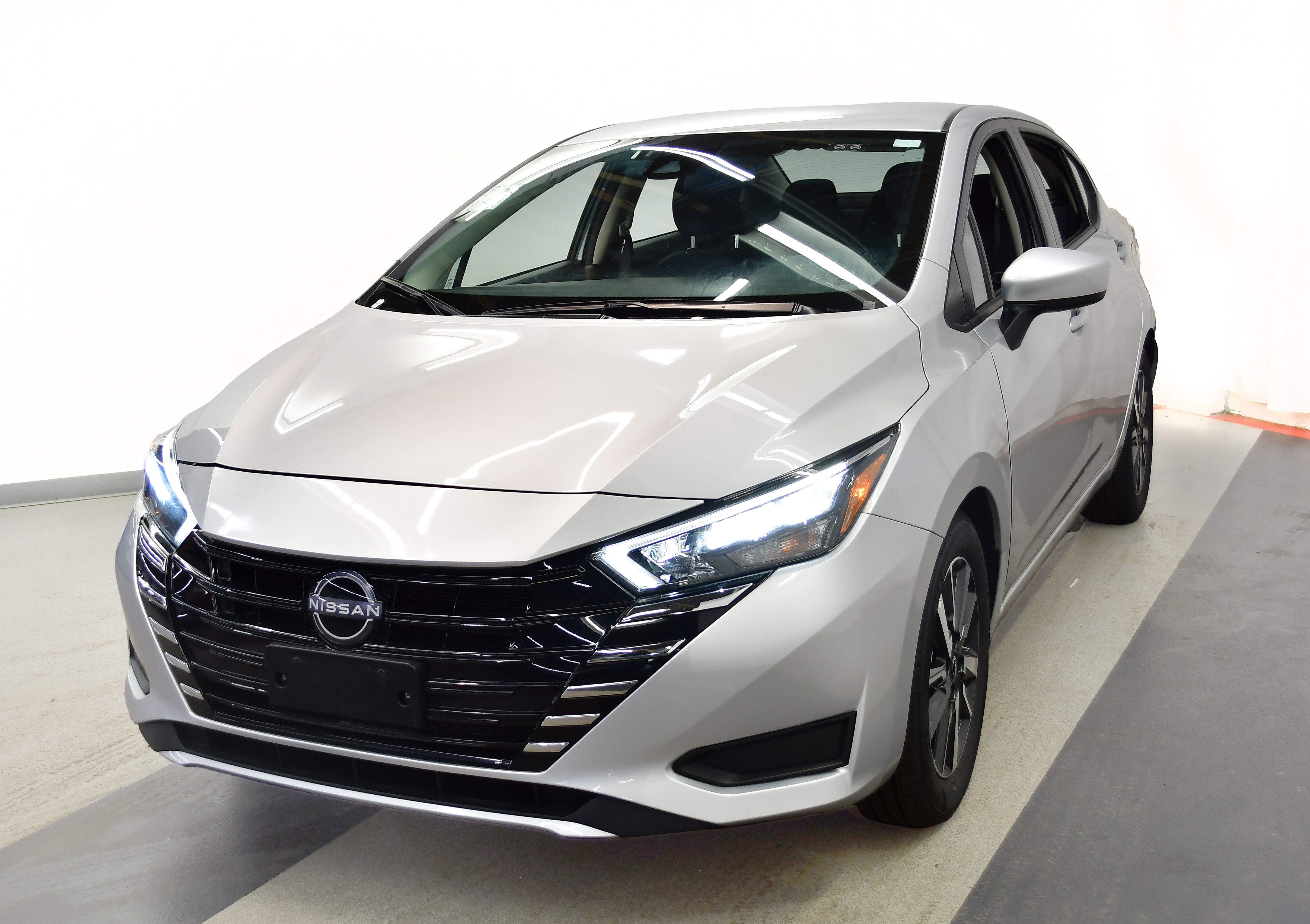 Used 2025 Nissan Versa SV FWD image 4