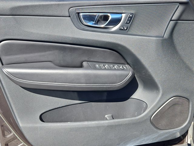 Used 2023 Volvo XC60 B5 Plus image 12