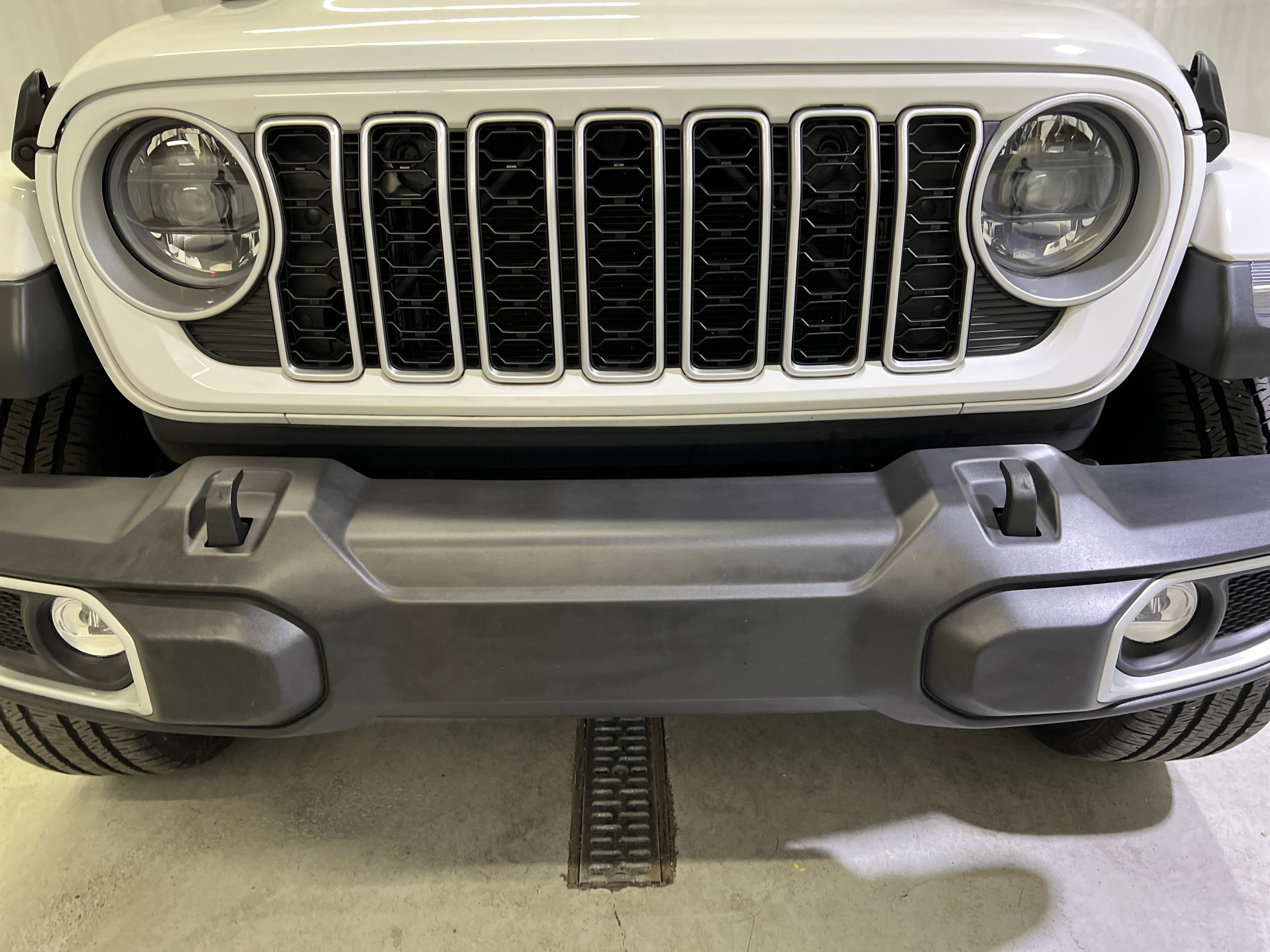 Used 2025 Jeep Wrangler Unlimited Sahara AWD/4WD image 4