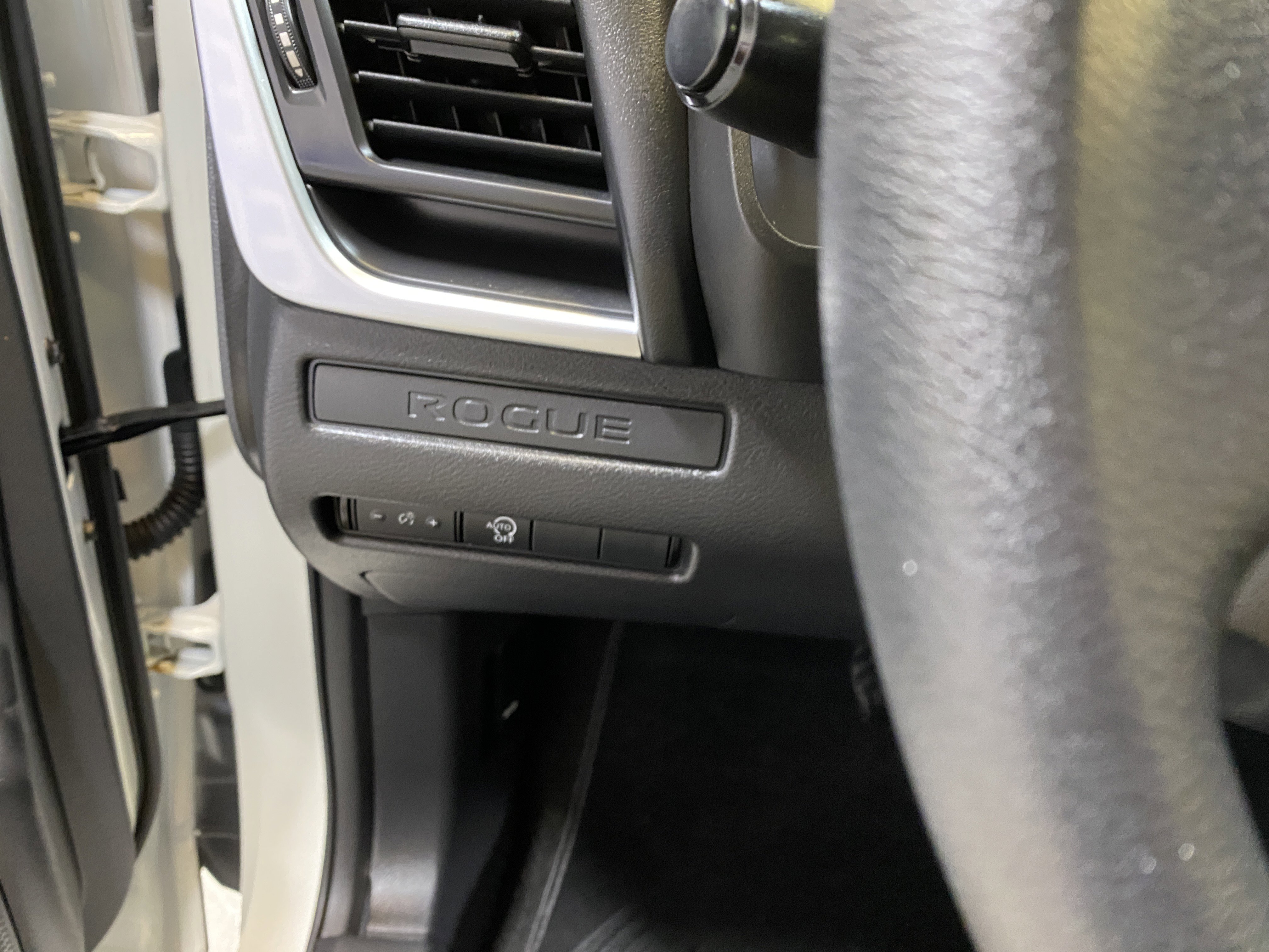 Used 2024 Nissan Rogue S image 33