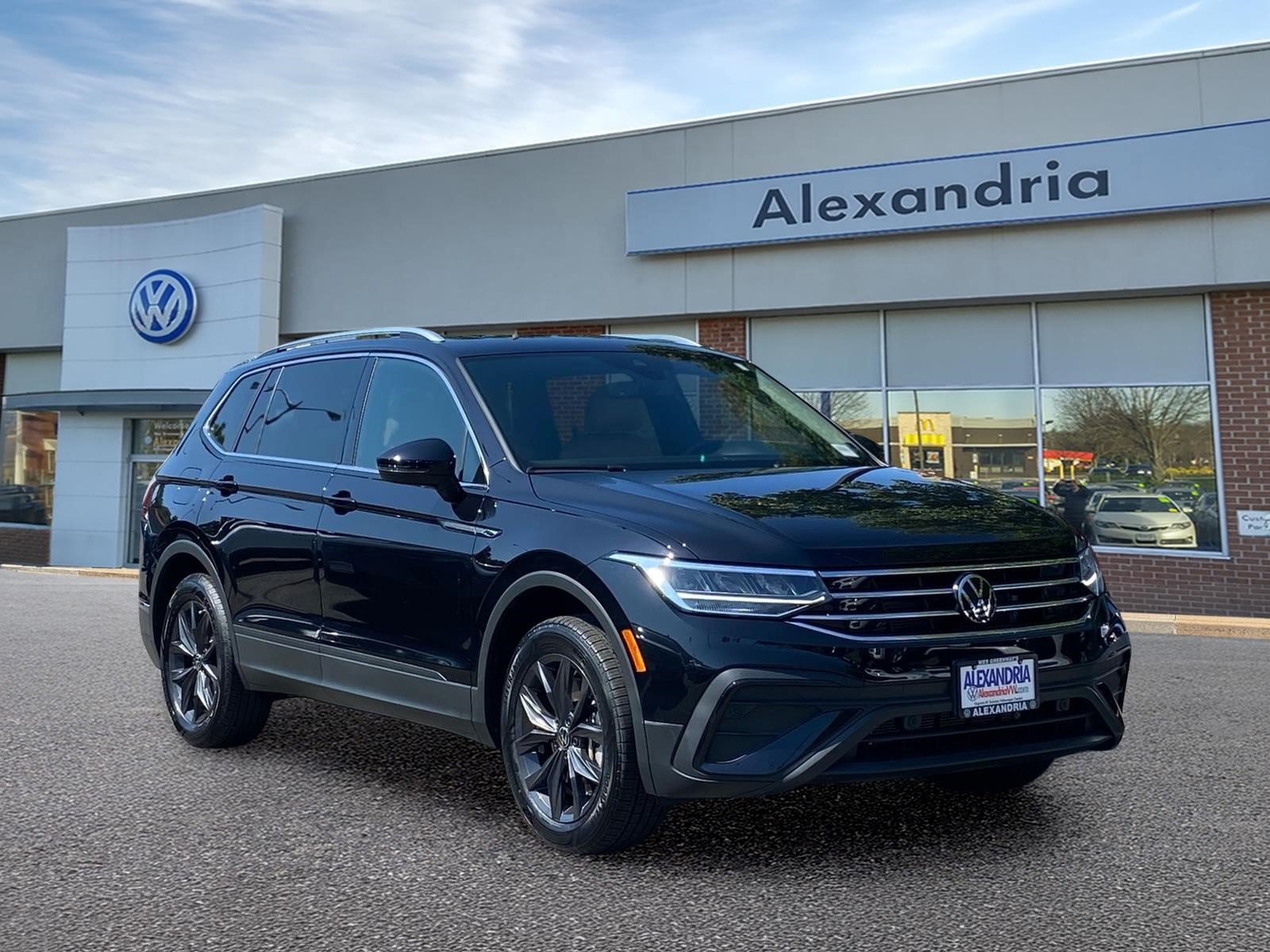 Certified 2024 Volkswagen Tiguan SE w/ Panoramic Sunroof Package AWD/4WD image 1