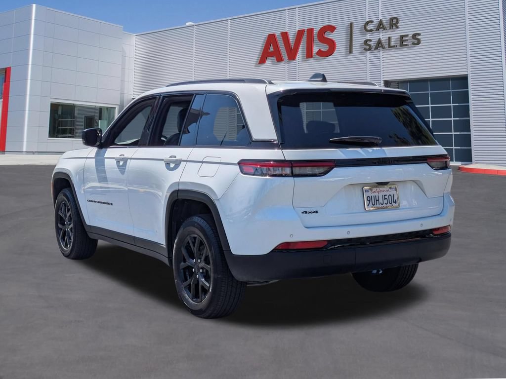 Used 2025 Jeep Grand Cherokee Altitude AWD/4WD image 9