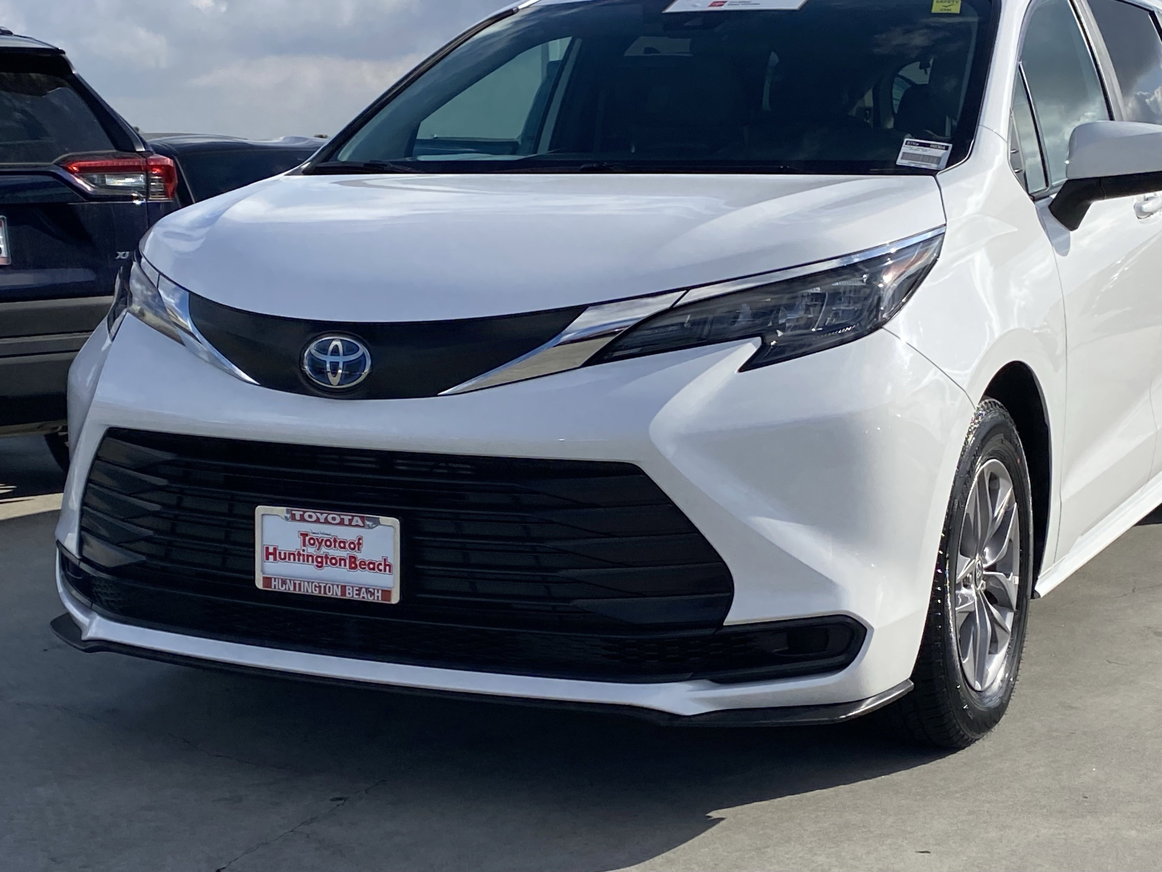 Certified 2025 Toyota Sienna LE FWD image 7