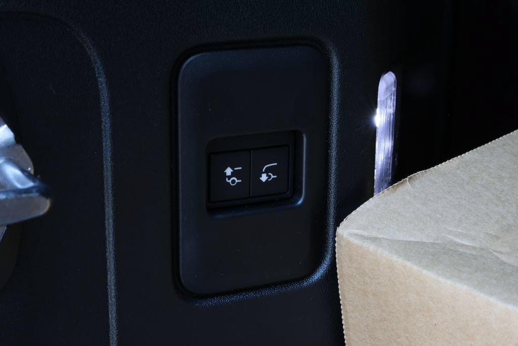 New 2026 Land Rover Defender 110 OCTA AWD/4WD image 43