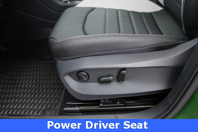 New 2025 Volkswagen Taos SEL image 4