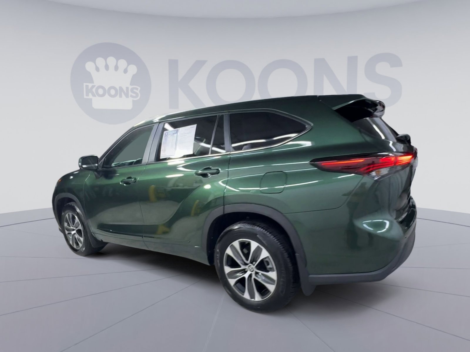 Used 2025 Toyota Highlander XLE AWD/4WD image 8