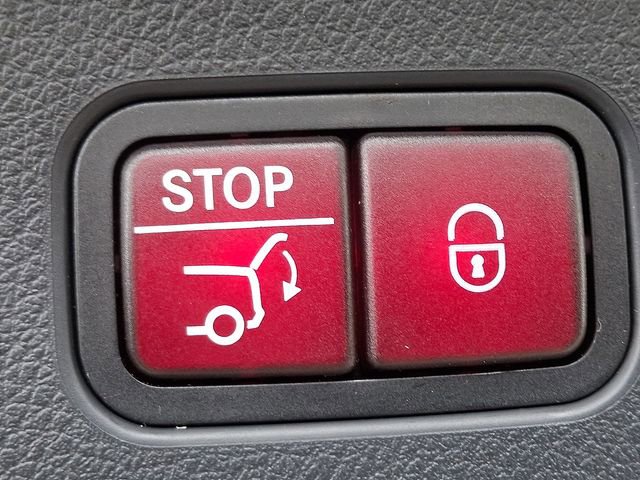 Used 2025 Mercedes-Benz GLC 300 4MATIC image 29