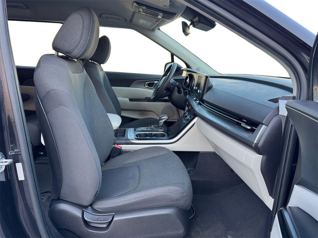 Used 2022 Kia Carnival LX image 18