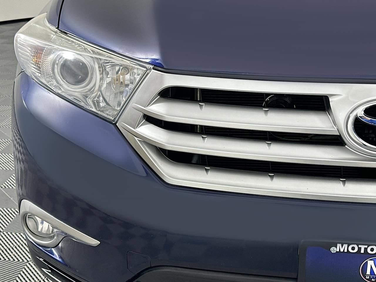 Used 2012 Toyota Highlander Limited w/ Tow Pkg AWD/4WD image 3