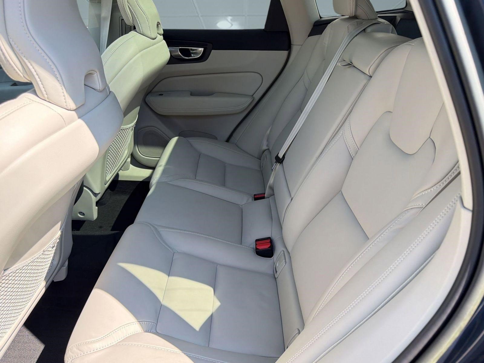 Used 2023 Volvo XC60 B5 Ultimate w/ Climate Package FWD image 15