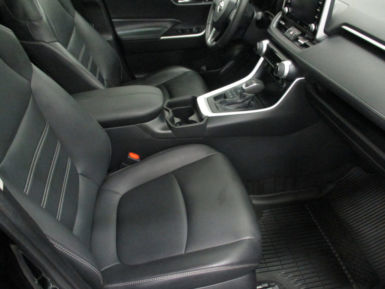 Used 2021 Toyota RAV4 XLE Premium image 13