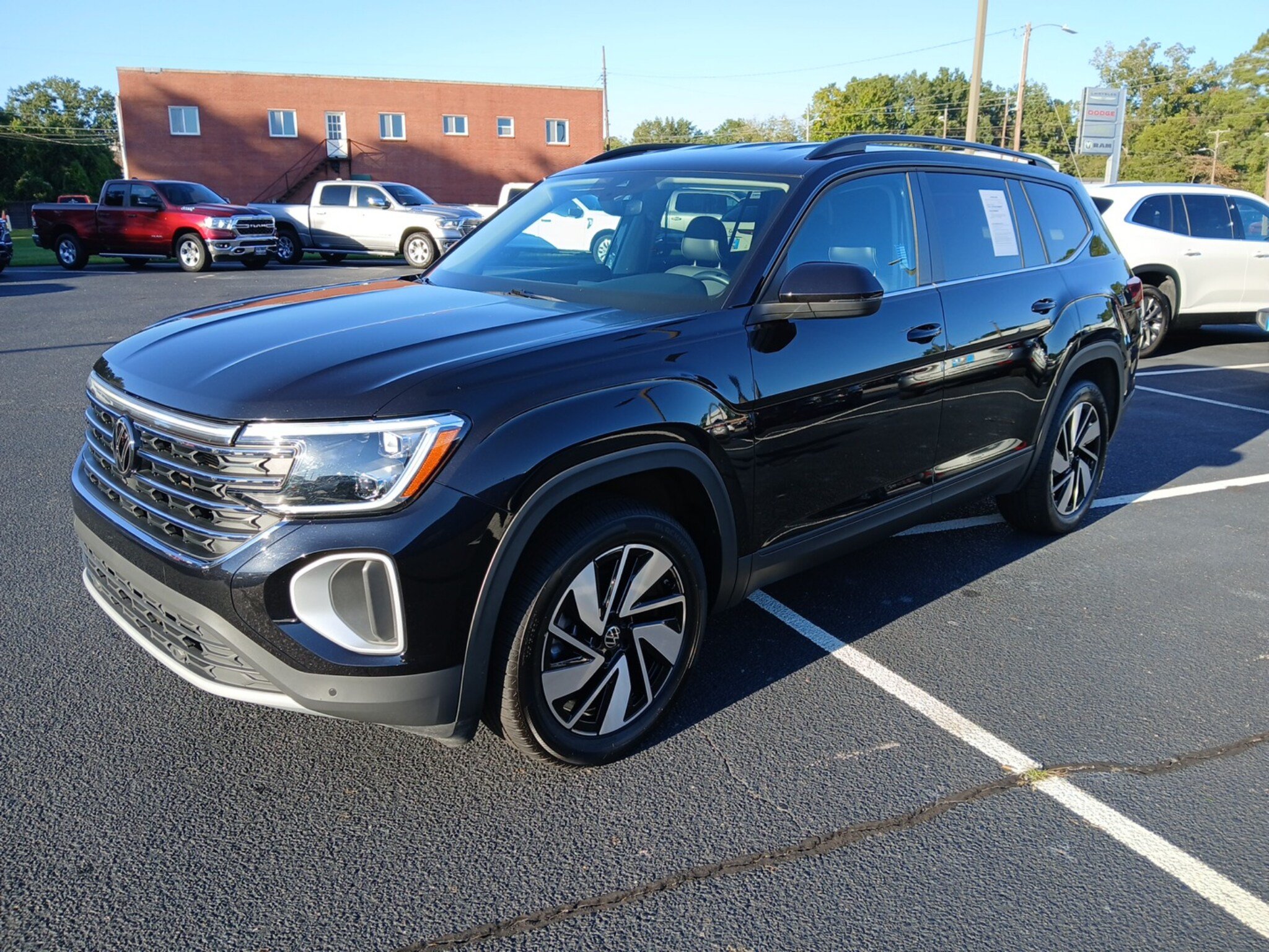 Used 2025 Volkswagen Atlas SE FWD image 14