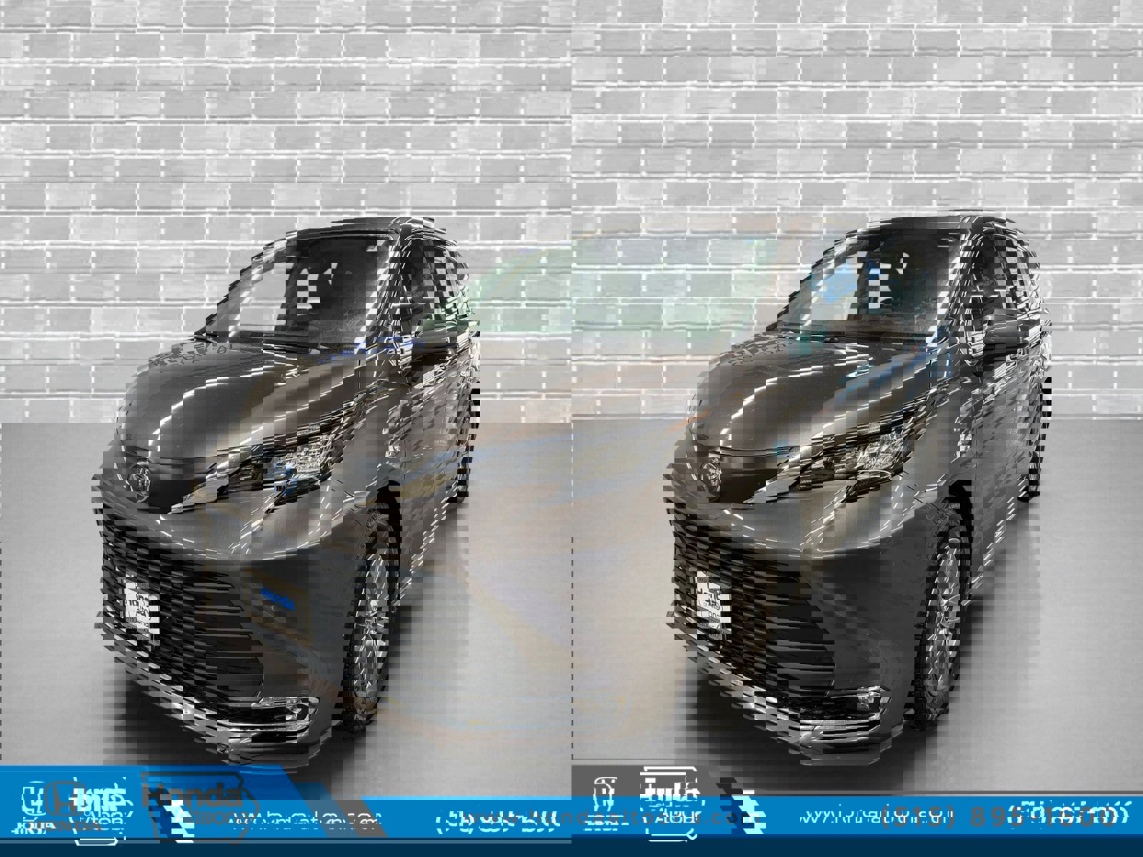 Used 2023 Toyota Sienna XLE image 1