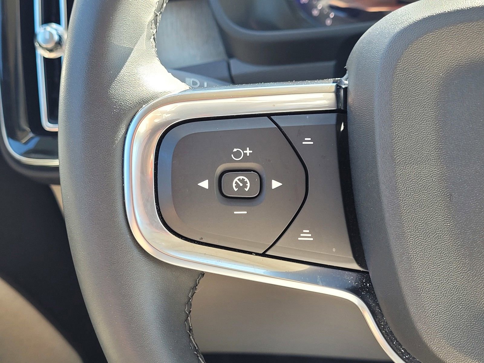 Certified 2024 Volvo XC40 B5 Ultimate w/ Climate Package image 20