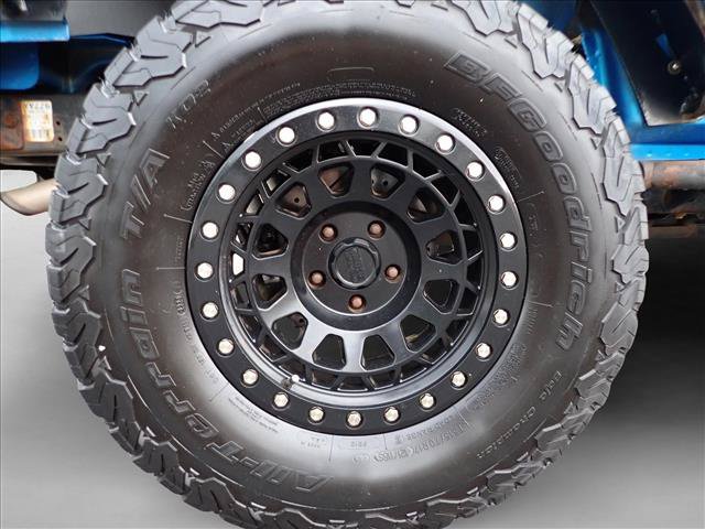 Used 2015 Jeep Wrangler Unlimited Rubicon w/ Connectivity Group AWD/4WD image 7
