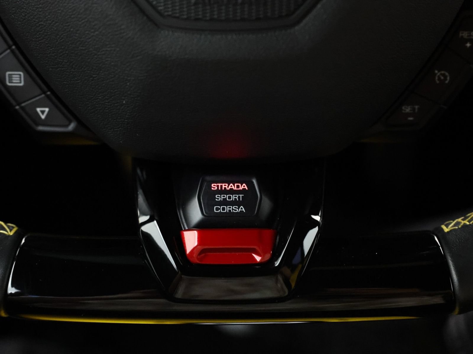 Used 2020 Lamborghini Huracan EVO RWD image 32