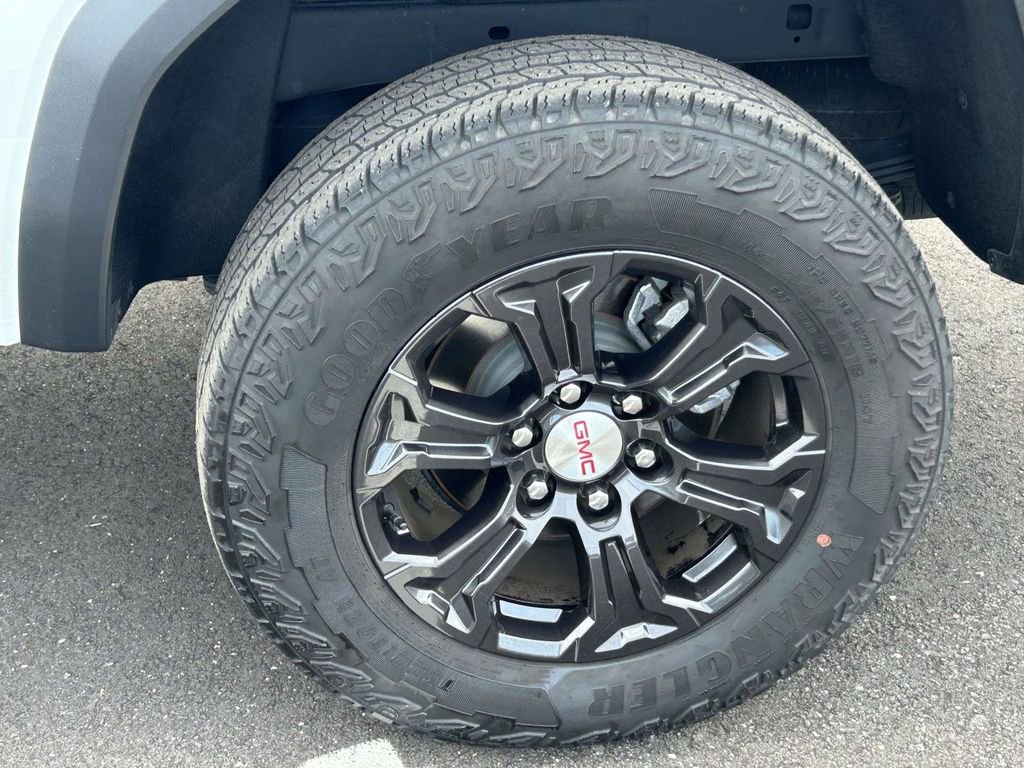 Used 2024 GMC Canyon Elevation w/ Elevation Premium Package AWD/4WD image 11