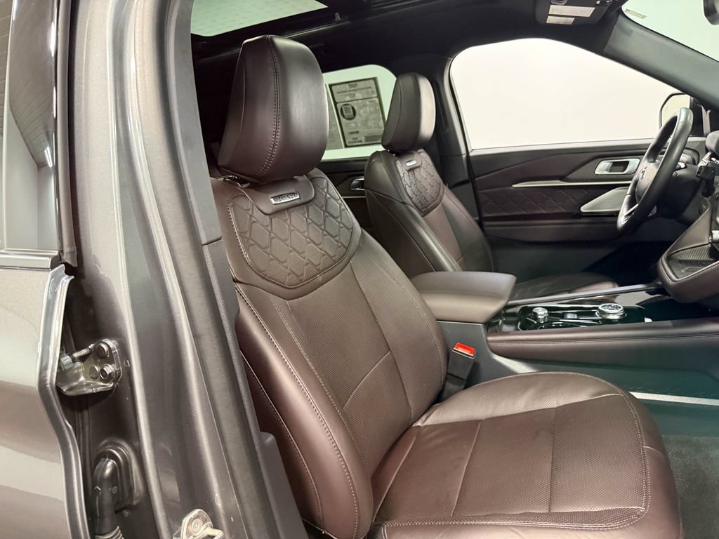 Used 2025 Ford Explorer Platinum w/ LUX Leather Package AWD/4WD image 64