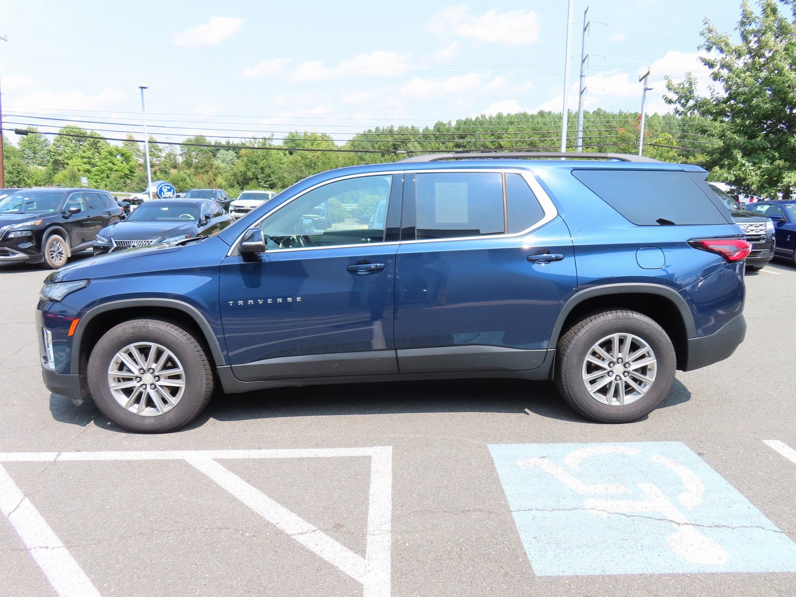 Used 2022 Chevrolet Traverse LT image 8
