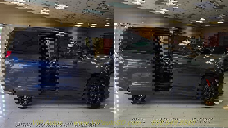 Used 2019 Chrysler Pacifica Touring-L w/ S Appearance Package FWD image 7