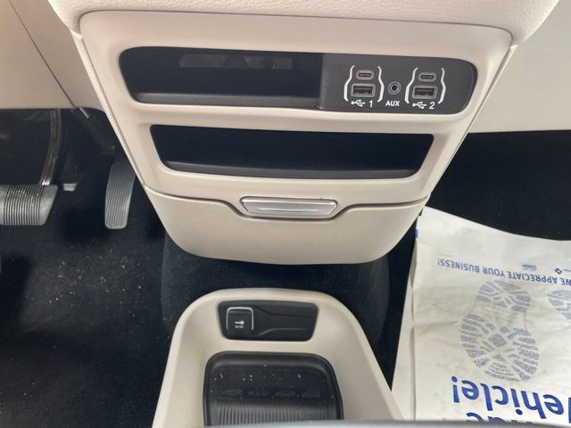 Used 2024 Chrysler Pacifica Limited FWD image 11
