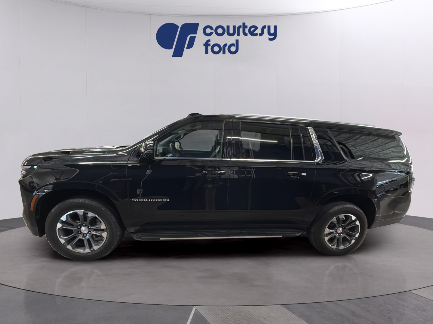 Used 2025 Chevrolet Suburban LT w/ Comfort Package AWD/4WD image 4