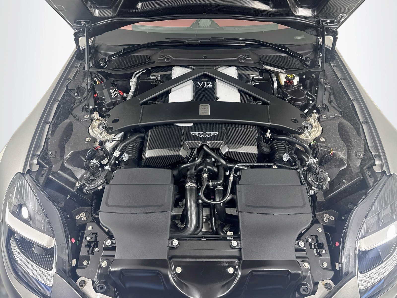 Used 2025 Aston Martin Vanquish RWD image 26