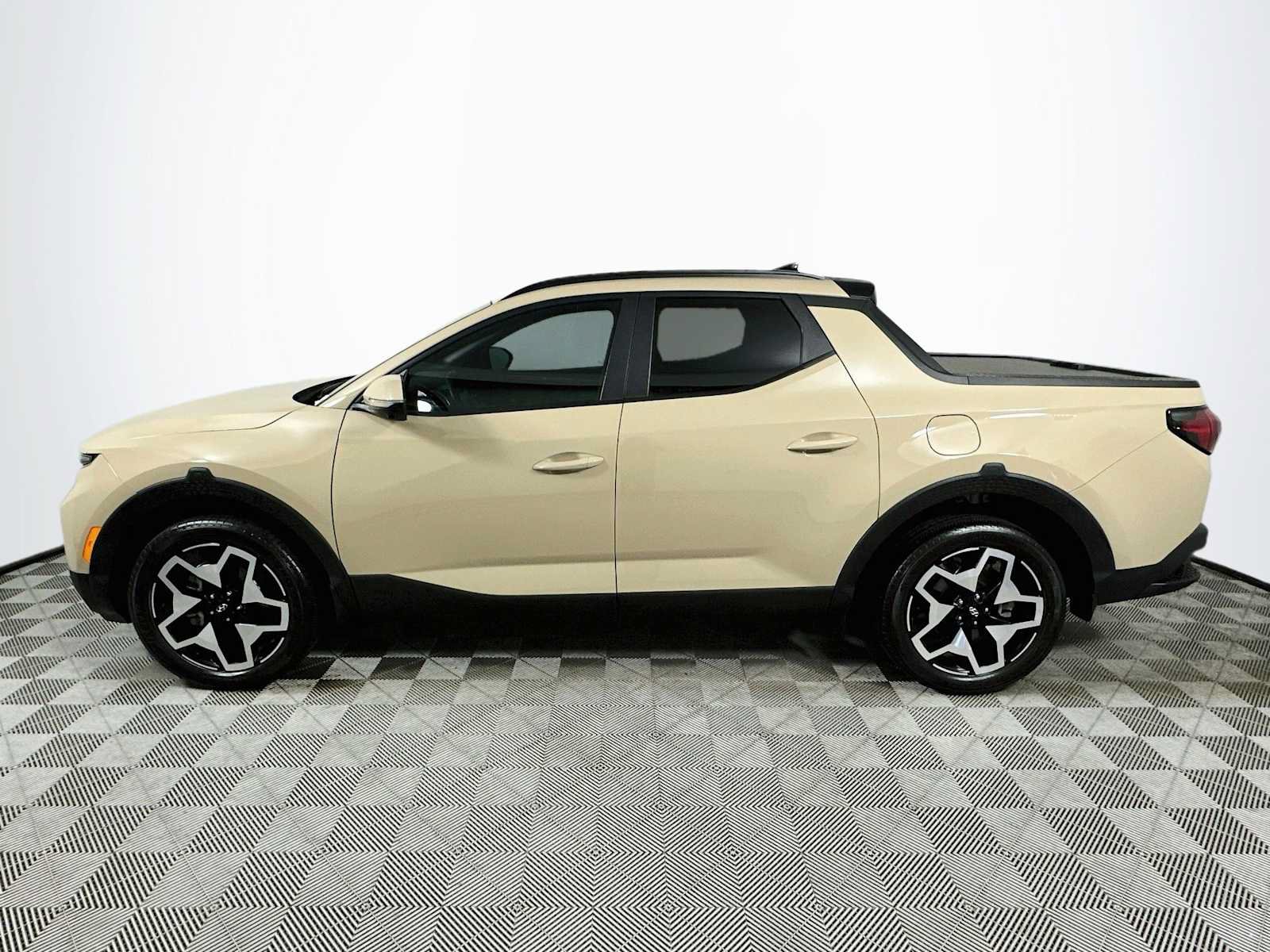 Used 2023 Hyundai Santa Cruz Limited w/ Cargo Package AWD/4WD image 4