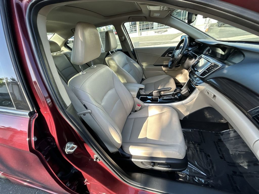 Used 2017 Honda Accord Touring image 25