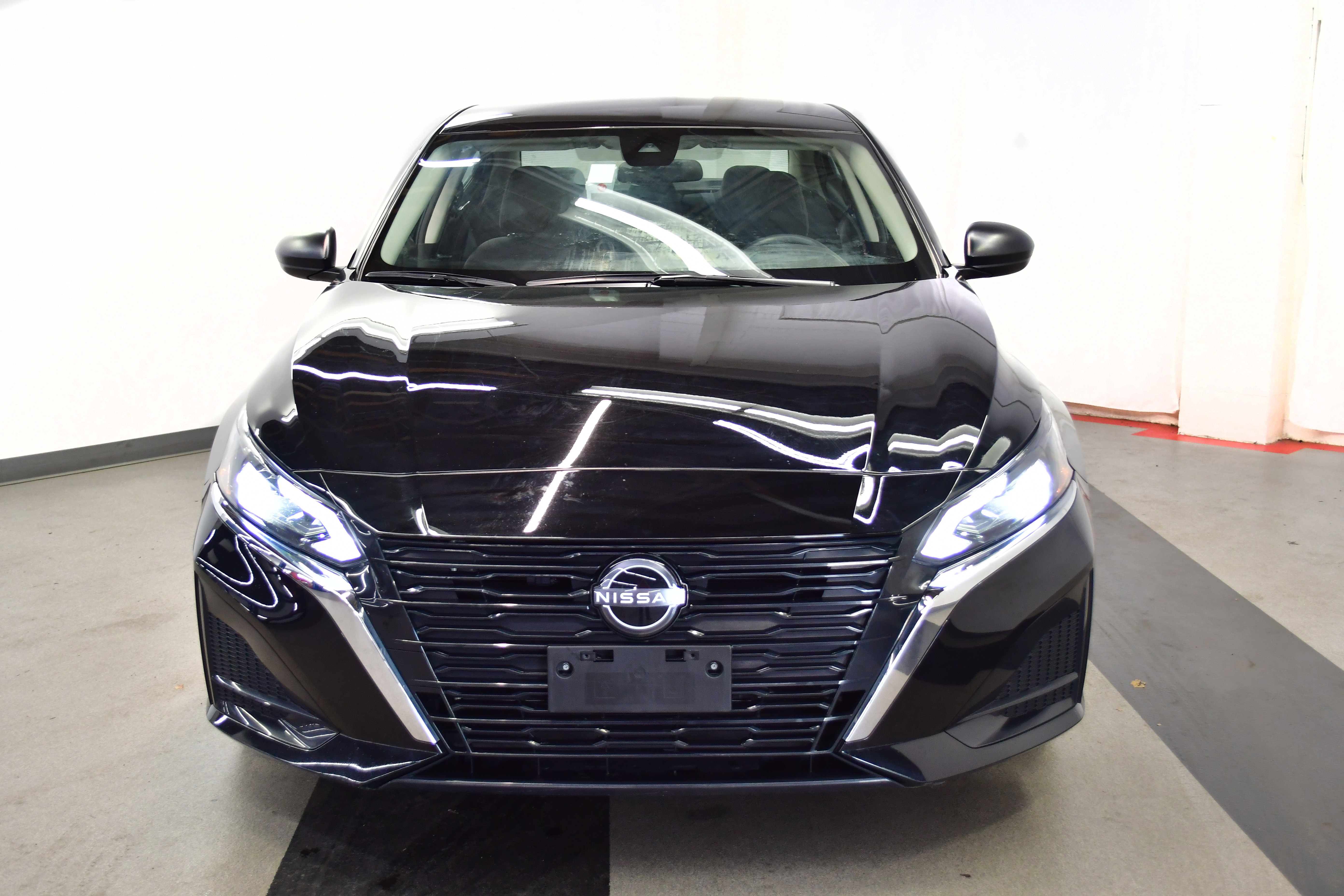 Used 2025 Nissan Altima 2.5 SV FWD image 3