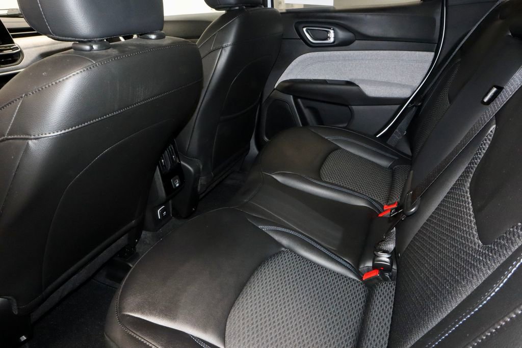 Used 2025 Jeep Compass Latitude image 20