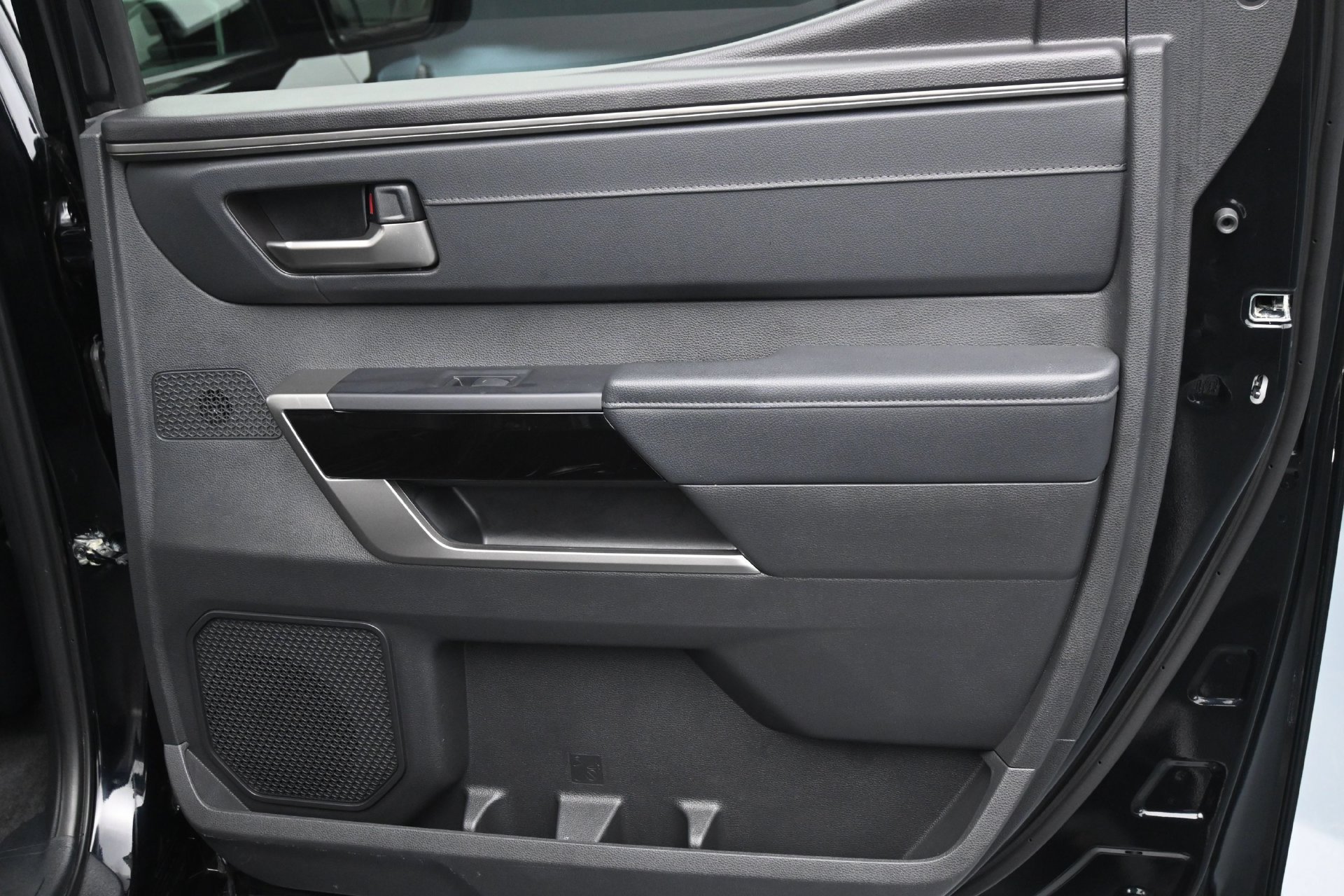 Used 2025 Toyota Tundra Limited AWD/4WD image 14