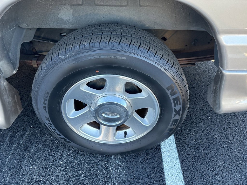 Used 2002 Ford E-150 and Econoline 150 image 13