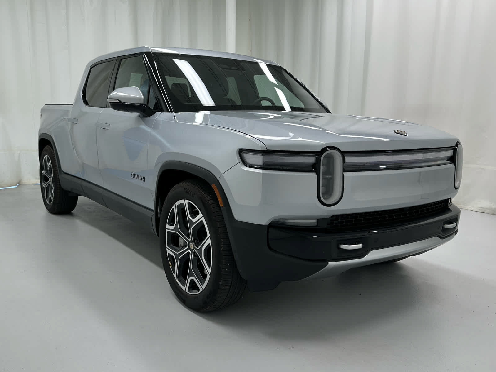 Used 2025 Rivian R1T Adventure Dual AWD/4WD image 2
