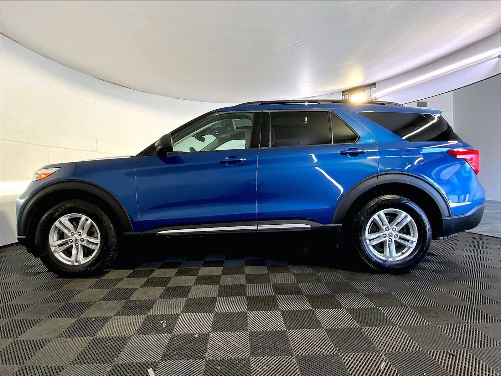 Used 2021 Ford Explorer XLT w/ Equipment Group 202A AWD/4WD image 2
