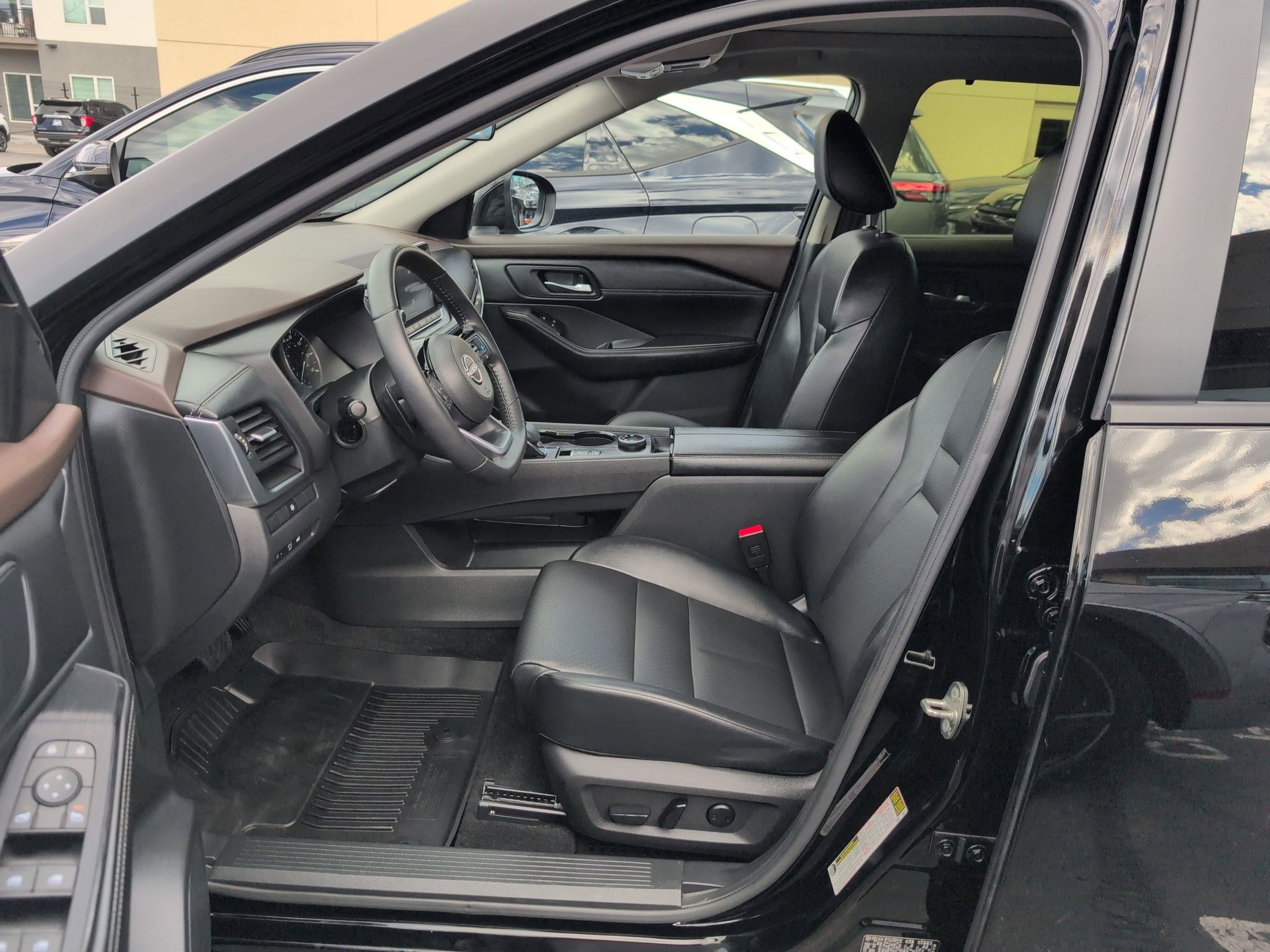 Used 2023 Nissan Rogue SV w/ SV Premium B Package image 17