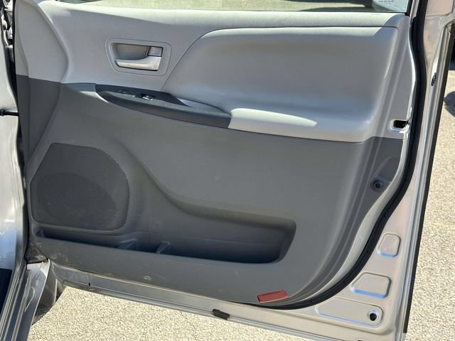 Used 2015 Toyota Sienna LE FWD image 8