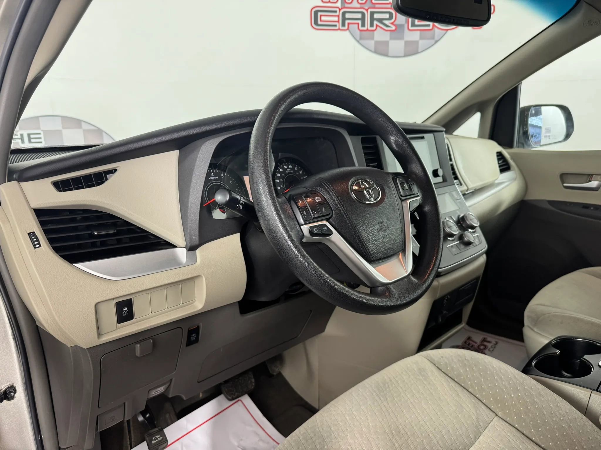 Used 2015 Toyota Sienna LE image 8