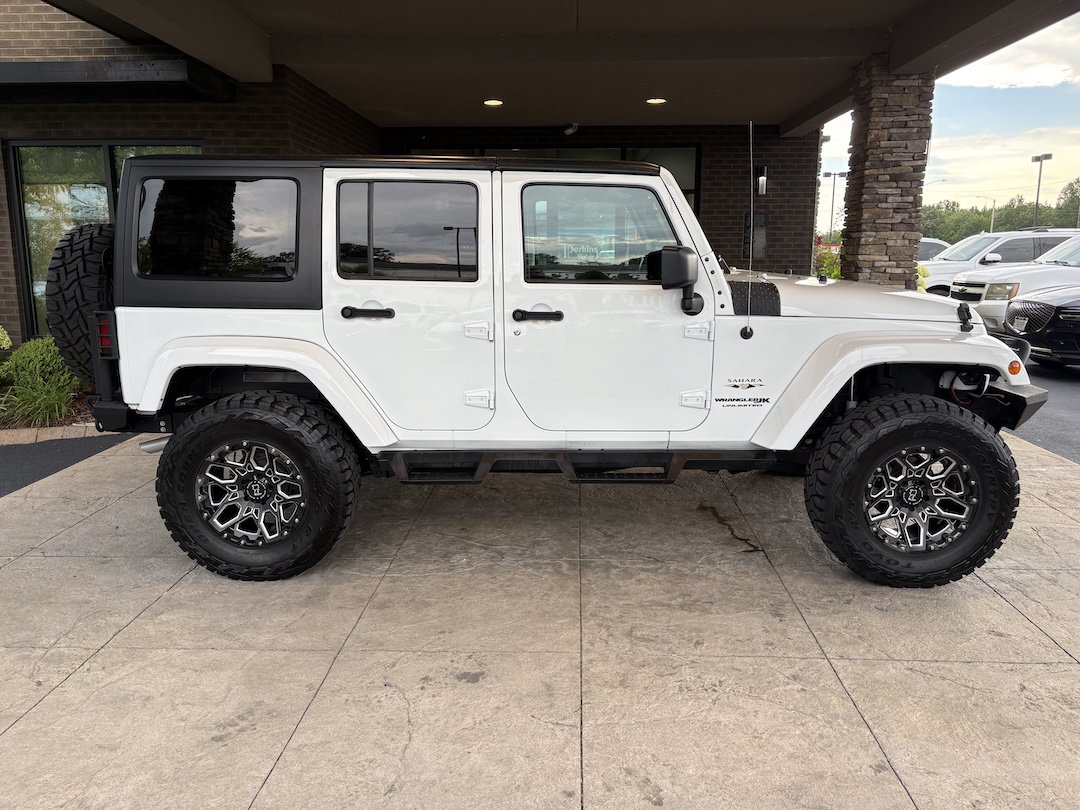 Used 2018 Jeep Wrangler Unlimited Sahara w/ Connectivity Group AWD/4WD image 5
