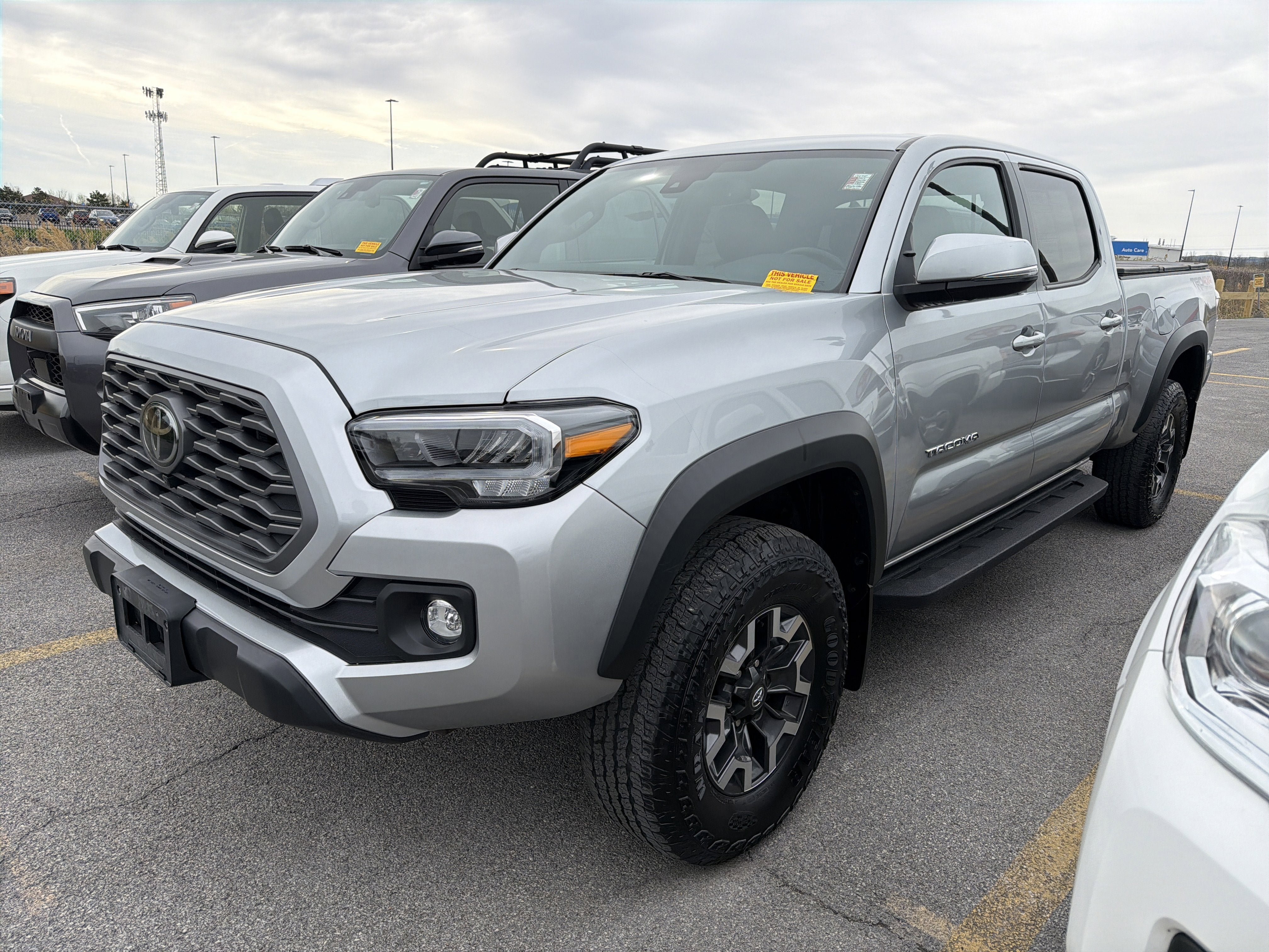 Used 2023 Toyota Tacoma TRD Off-Road w/ TRD Premium Off Road Package AWD/4WD image 4