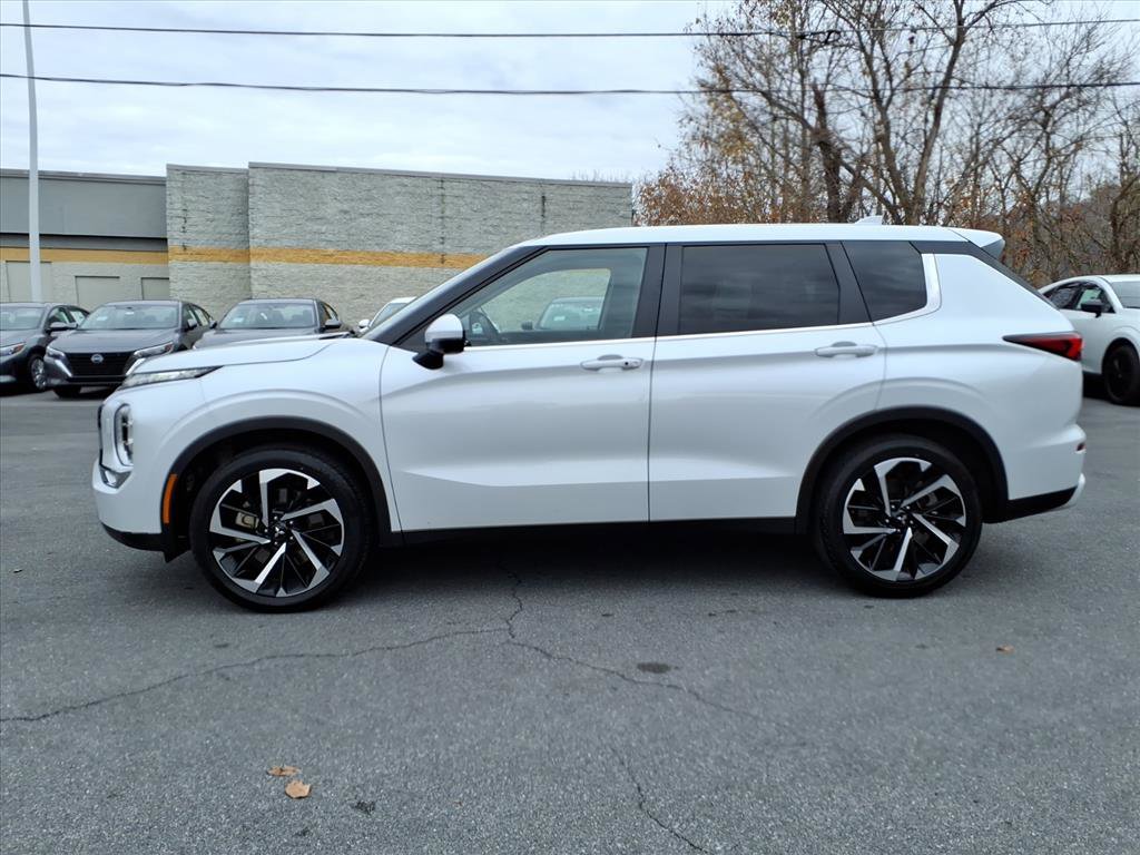 Used 2024 Mitsubishi Outlander SE image 2