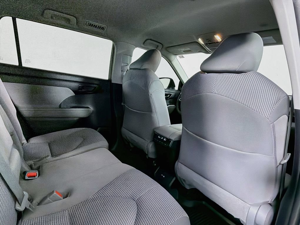 Used 2023 Toyota Highlander LE FWD image 27