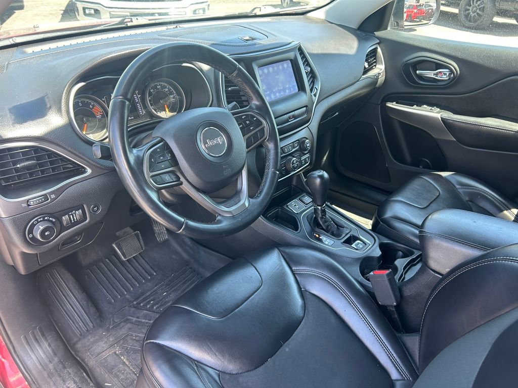 Used 2019 Jeep Cherokee Latitude Plus w/ Comfort/Convenience Group FWD image 25