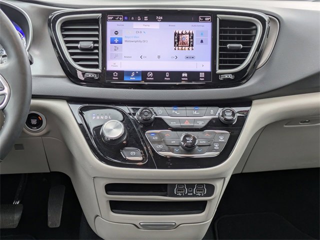 Certified 2024 Chrysler Pacifica Touring-L image 21