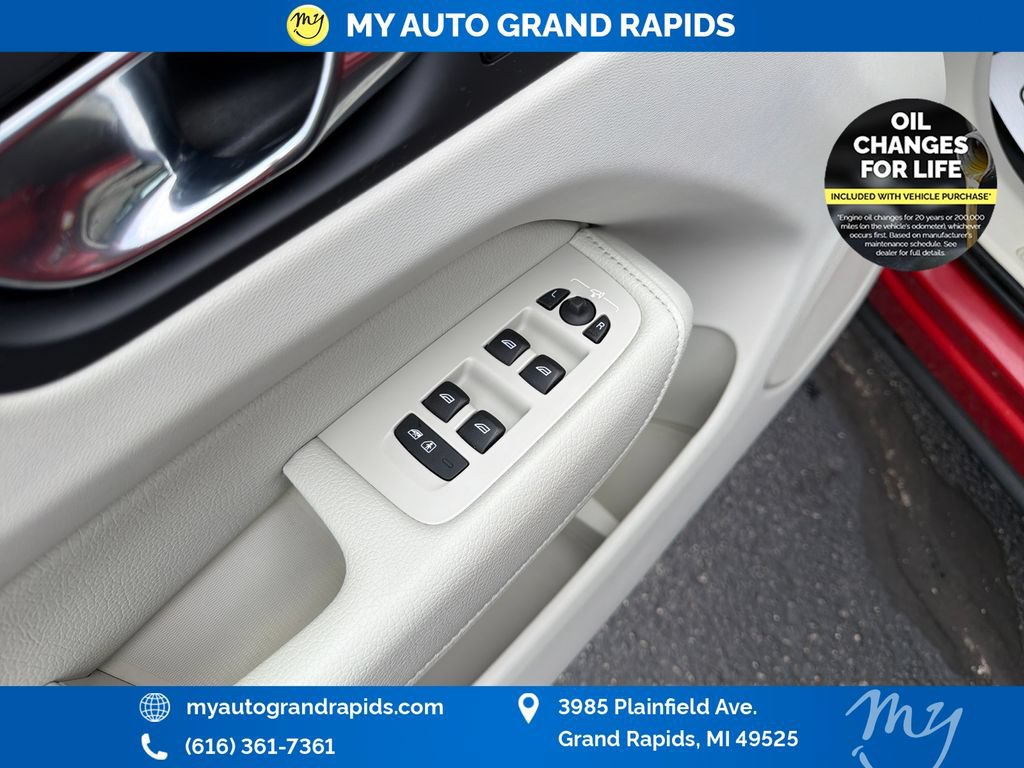 Used 2019 Volvo XC60 T6 Momentum w/ Protection Package Premier AWD/4WD image 11