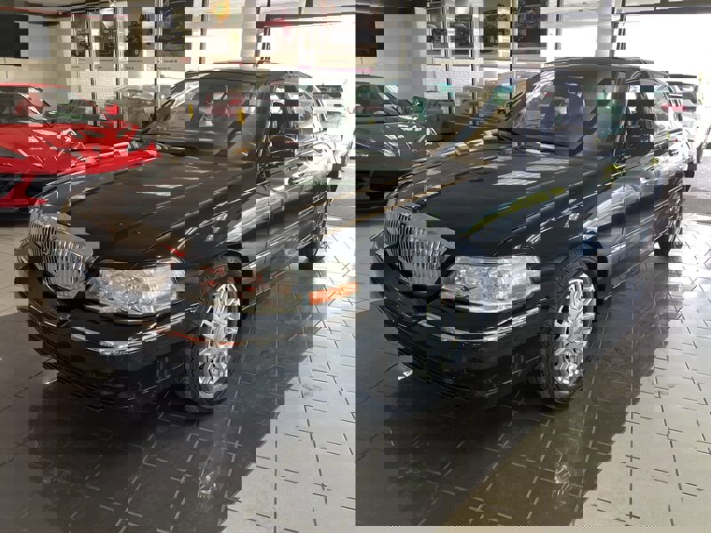 Used 2009 Lincoln Town Car Signature Limited image 1