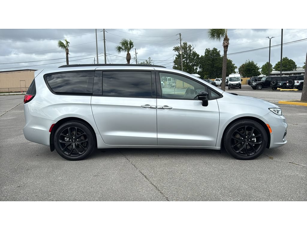 Used 2023 Chrysler Pacifica Limited w/ Uconnect Theater Family Group FWD image 6